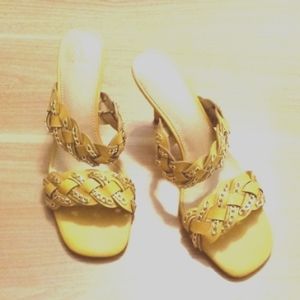 New York & Co "Courtney" Yellow Sandals with Gold Chain Detail in Size 7.5 (NWT)